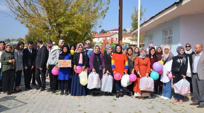 K&ouml;y okulu &ouml;ğrencilerine oyuncak ve kırtasiye desteği