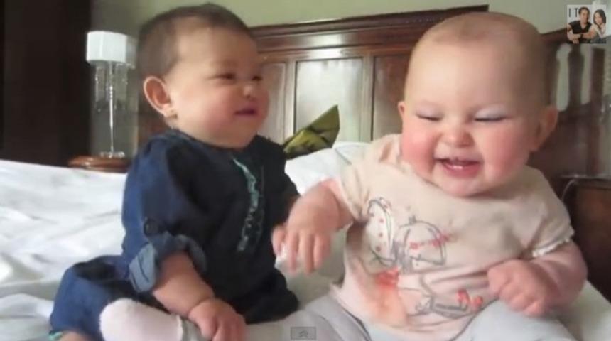 Bu İki Bebeğin Birbiriyle İletişimine Bayılacaksınız!