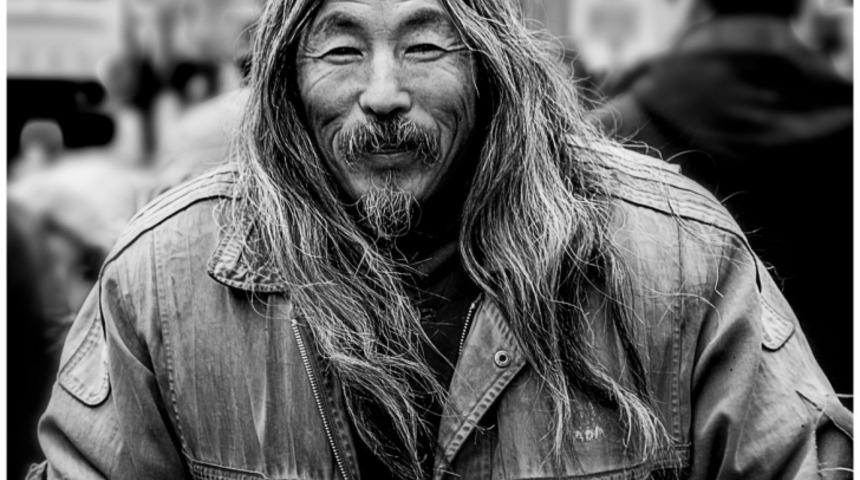 İnsanlık Ger&ccedil;ekten &Ouml;lm&uuml;ş; Evsiz Adamı Restorana Almadılar!