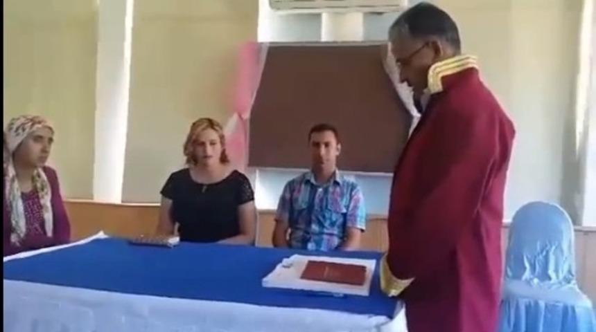 Nikah Masasında Şaka Olmaz! Günün Fenomeni Şaka Yapayım Derken Masada Kalan Damat