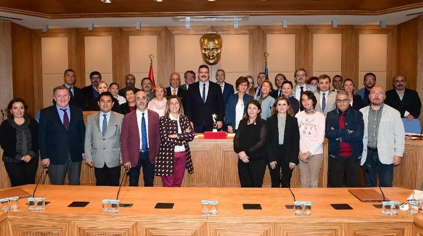 Rekt&ouml;r &Ccedil;omaklı &ouml;d&uuml;l&uuml; mimarlarına armağan etti