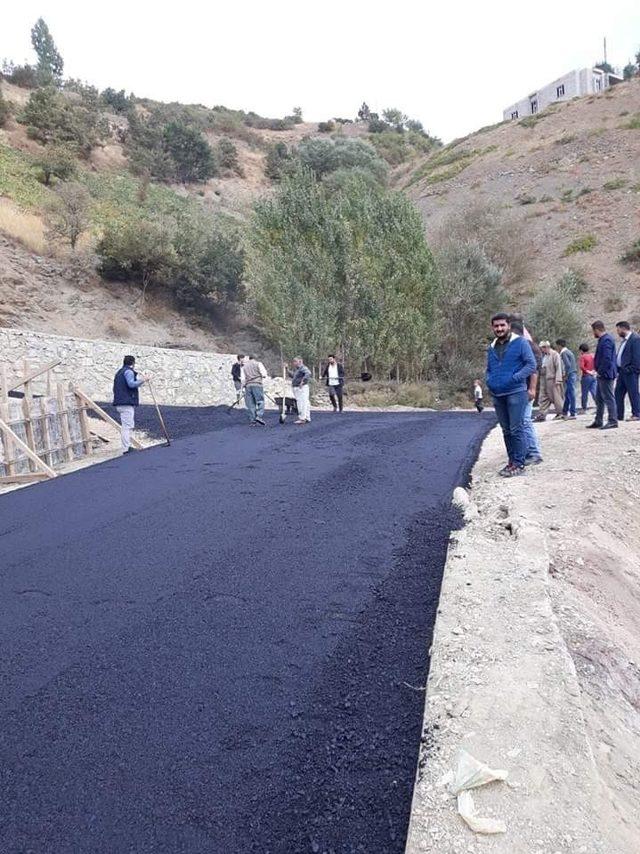 Şemdinli’de yollar asfaltlanıyor