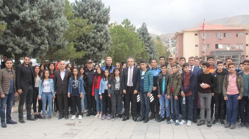 Hakkarili 150 &ouml;ğrenci &Ccedil;anakkale ve İstanbul&rsquo;a uğurlandı