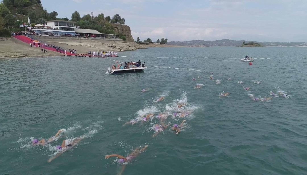 Cumhuriyet i&ccedil;in kula&ccedil; attılar