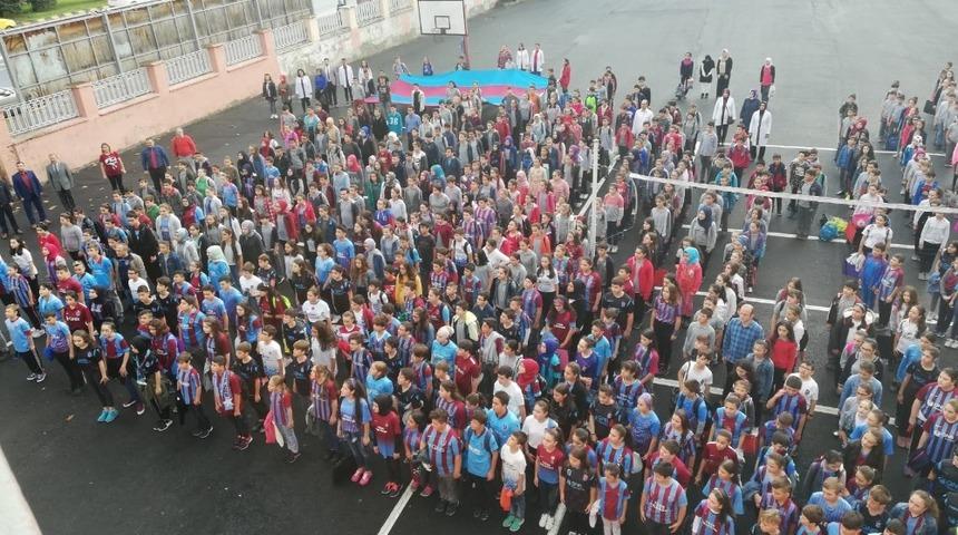 Ma&ccedil; g&uuml;n&uuml; okula forma ile gittiler