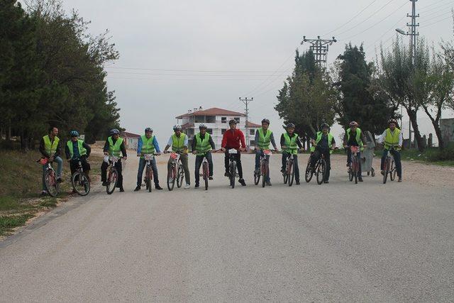 Hep birlikte bisiklet sürme etkinliğine katıldılar