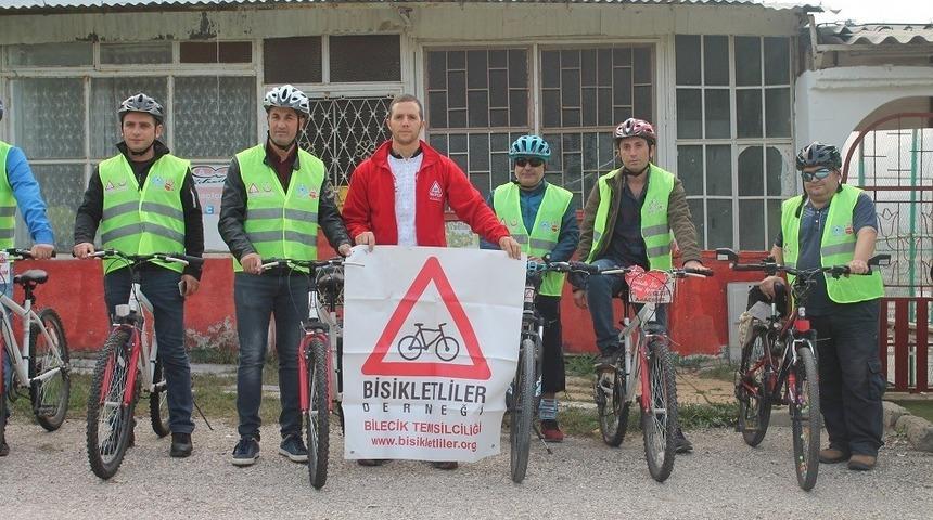 Hep birlikte bisiklet s&uuml;rme etkinliğine katıldılar