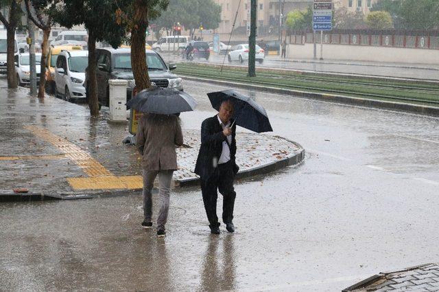 Sağanak yağış vatandaşları hazırlıksız yakaladı