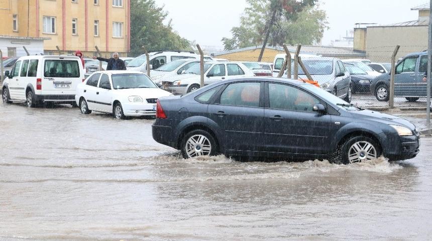 Sağanak yağış vatandaşları hazırlıksız yakaladı