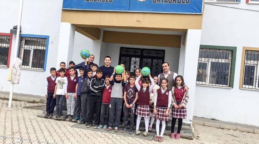 Okul polisinden &ouml;rnek davranış