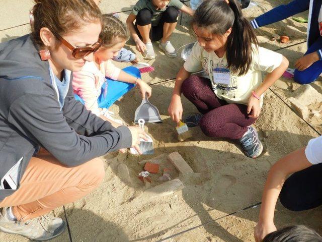 Minikler kum havuzunda arkeolojik kazı yapmayı öğrenecek