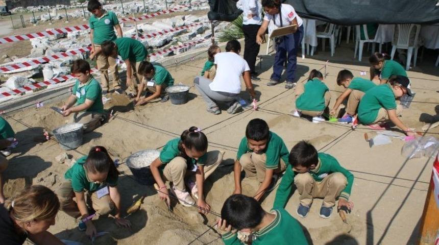 Minikler kum havuzunda arkeolojik kazı yapmayı &ouml;ğrenecek