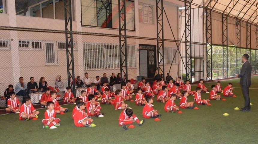 Diyarbakır&rsquo;da minik futbolculara seminer