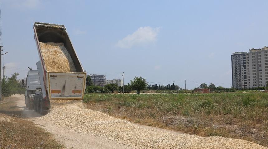 Erdemli Belediyesi yol &ccedil;alışmalarını &Ccedil;eşmeli&rsquo;de s&uuml;rd&uuml;rd&uuml;