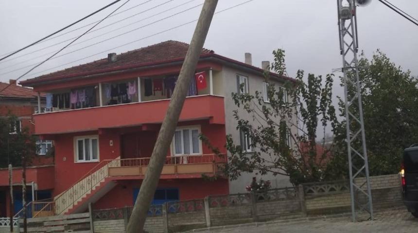 Telefon direğini motorlu testere ile kestiler