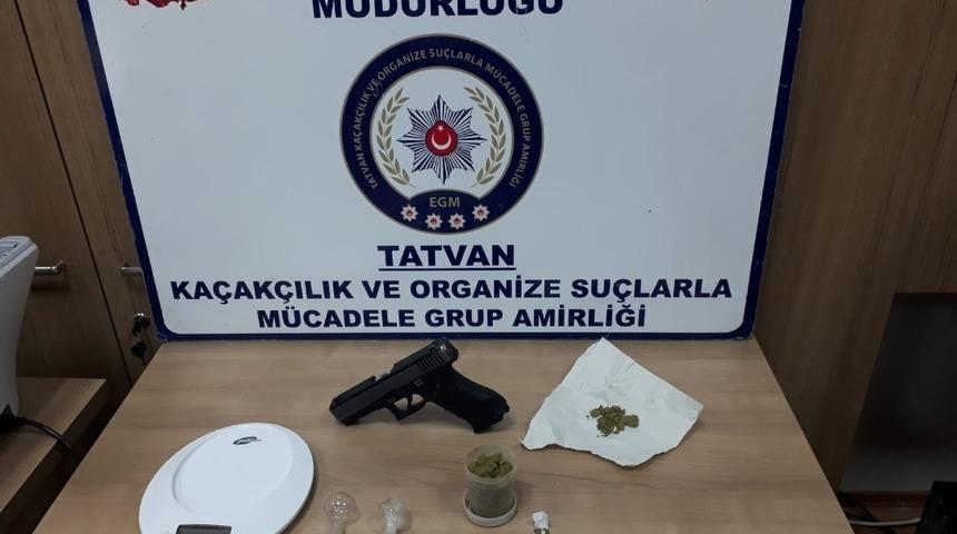 Tatvan&rsquo;da uyuşturucu ve Glock tabanca ele ge&ccedil;irildi