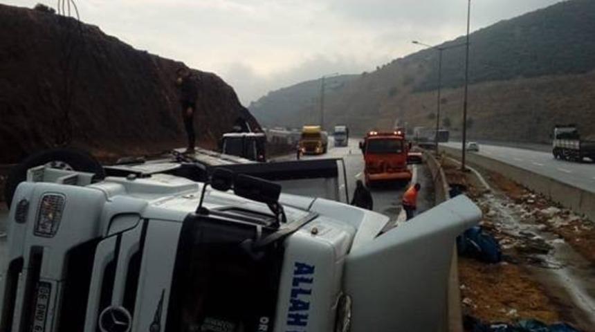 Otobanda tır yattı