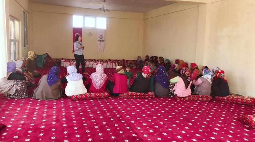 Kırsaldaki kadınlara hijyen ve sağlık eğitimi veriliyor