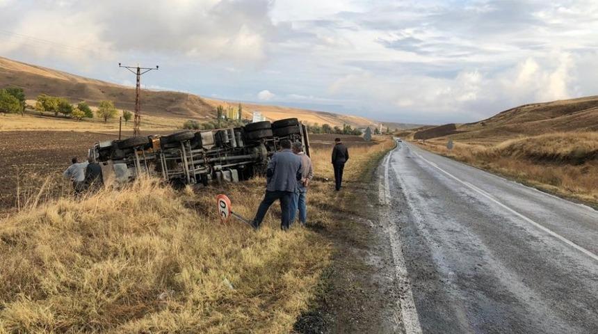Kontrolden çıkan kamyon devrildi