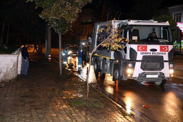 Isparta Belediyesi’nden yol ve kaldırım yıkama çalışması