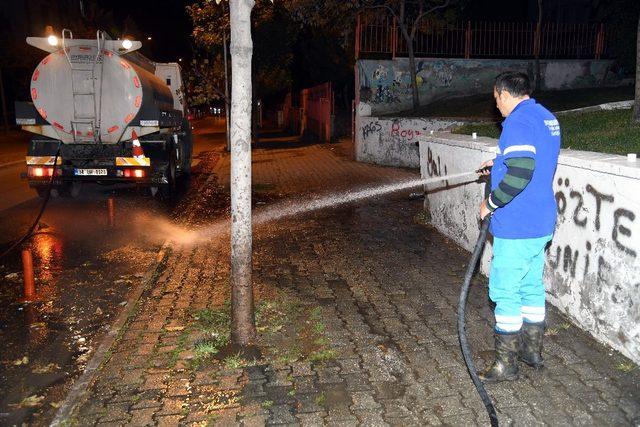 Isparta Belediyesi’nden yol ve kaldırım yıkama çalışması