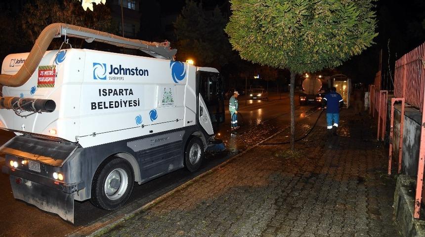 Isparta Belediyesi’nden yol ve kaldırım yıkama çalışması