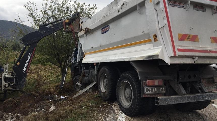 Devrilen kamyonda can verdi