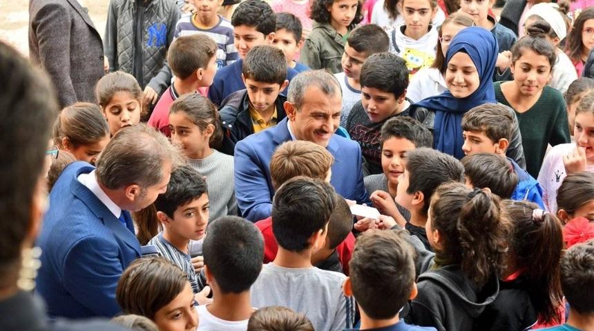 Vali Sonel&rsquo;den okul ziyareti