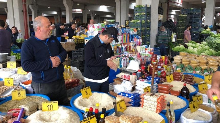İzmit’te zabıtalar denetimlerini sürdürüyor