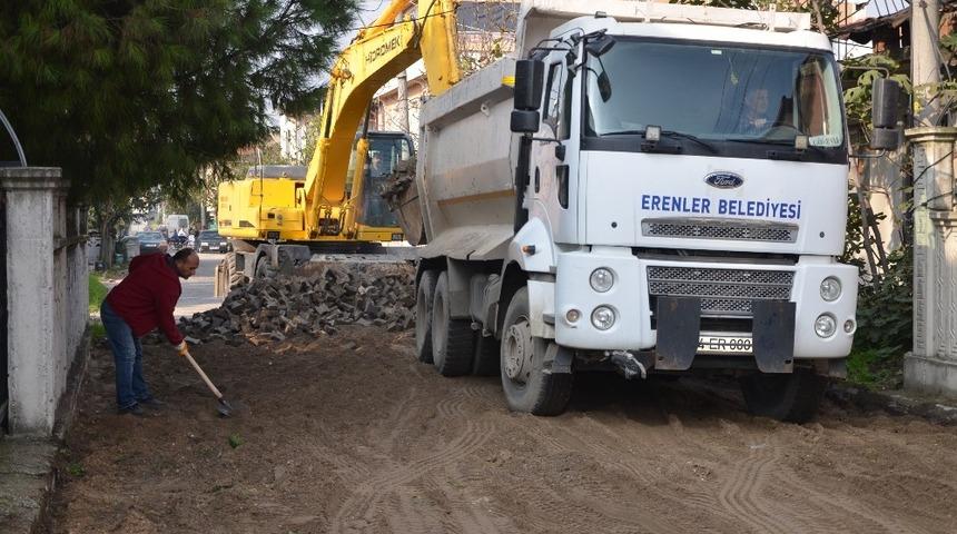 Erenler Belediyesi bozulan yolları onarmaya devam ediyor