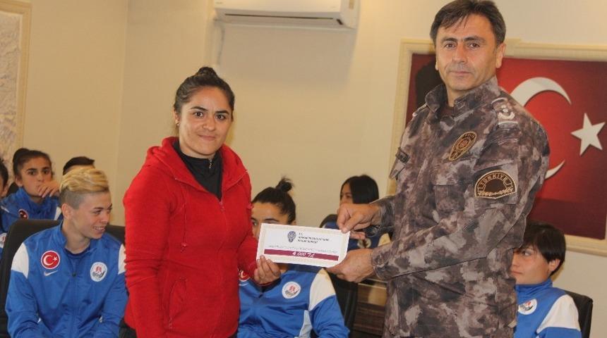 &Ouml;zel Harekat polisinden kadın futbolculara destek