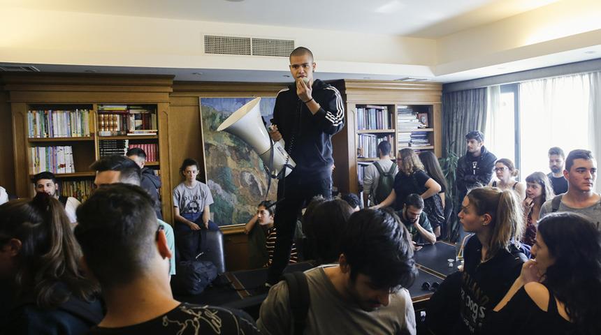 &Ouml;ğrenciler, eğitim bakanının makamını bastı!