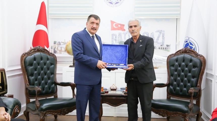 Başkan G&uuml;rkan, Şehit Fethi Sekin&rsquo;in ailesini ağırladı