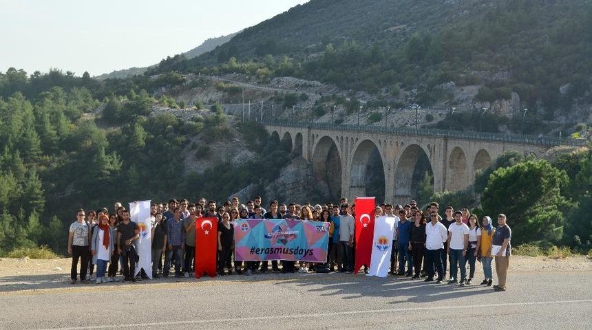 Avrupalı gen&ccedil;ler Adana&rsquo;nın g&ouml;n&uuml;ll&uuml; turizm el&ccedil;isi oldu