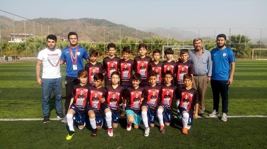 Gen&ccedil; futbolcular trafik kazasında hayatını kaybeden antren&ouml;r&uuml;n&uuml; unutmadı