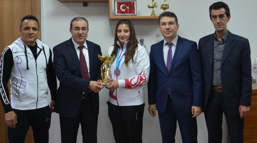 Avrupa &uuml;&ccedil;&uuml;nc&uuml;s&uuml; boks&ouml;rden &Uuml;nl&uuml;er&rsquo;e ziyaret