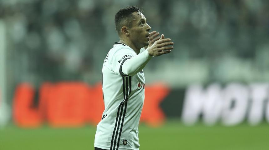 Adriano'ya Japonya'dan talip var! Podolski'nin takım arkadaşı olabilir