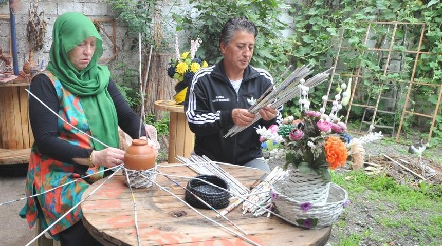 Gazete kağıtlarından ilgin&ccedil; &uuml;r&uuml;nler yapıyor