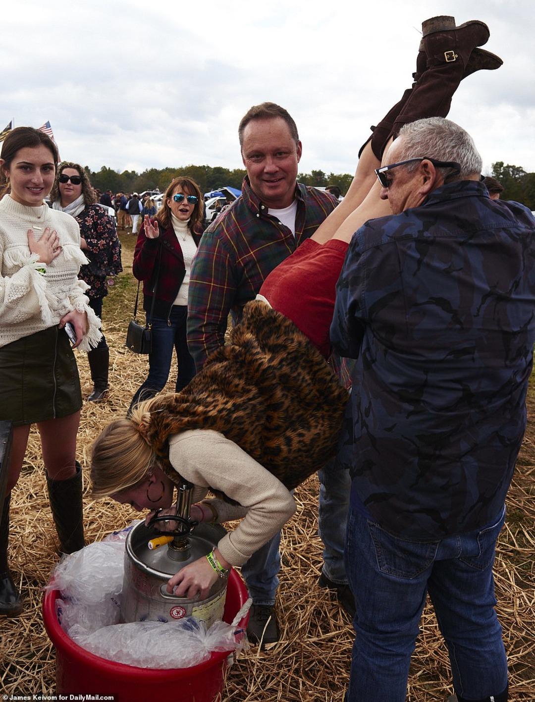 Bu etkinlikte sınır yok! İşin i&ccedil;ine alkol girince bakın neler oldu