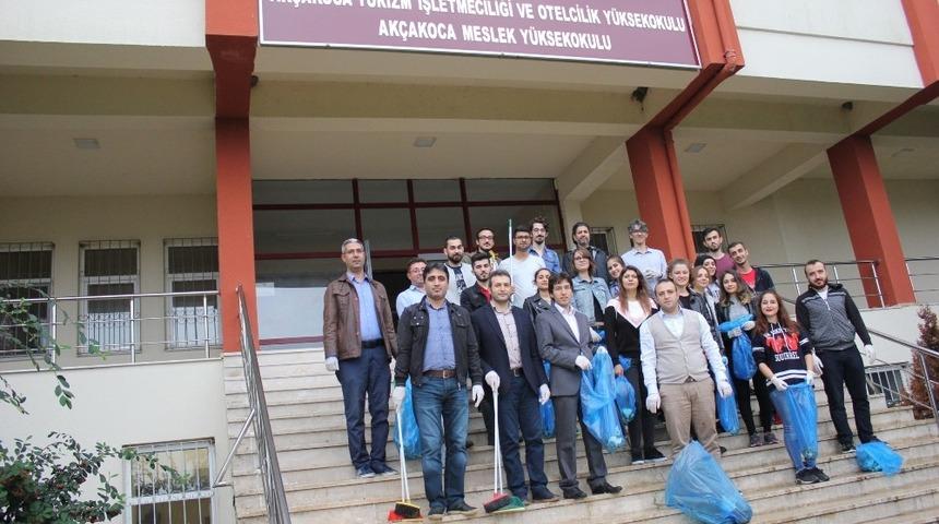 D&uuml;zce &Uuml;niversitesi Ak&ccedil;akoca yerleşkesinde &ccedil;evre temizliği ger&ccedil;ekleştirildi