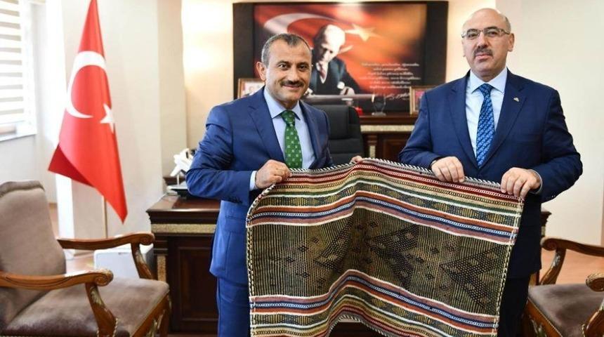 İ&Uuml; Rekt&ouml;r&uuml; Ak, Vali Sonel&rsquo;le bir araya geldi