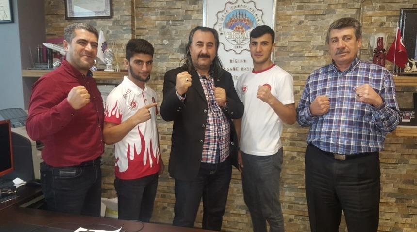 İşadamı Cengiz Şahin, başarılı sporcuları &ouml;d&uuml;llendirdi