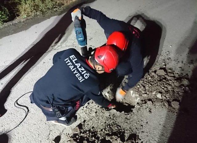 İtfaiye ekipleri, asfaltı kırıp sıkışan tavuğa kurtardı 1