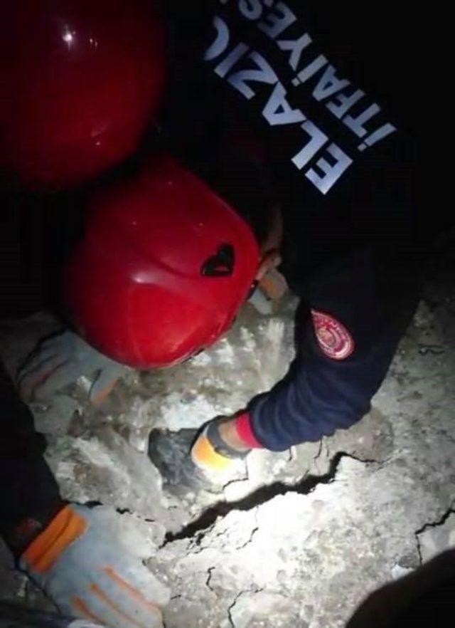 İtfaiye ekipleri, asfaltı kırıp sıkışan tavuğa kurtardı 2