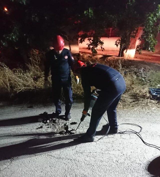 İtfaiye ekipleri, asfaltı kırıp sıkışan tavuğa kurtardı 3