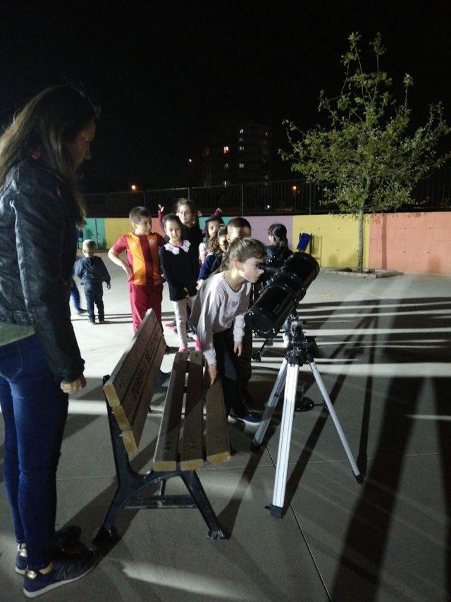Öğrenciler teleskopla Ay’ı inceledi
