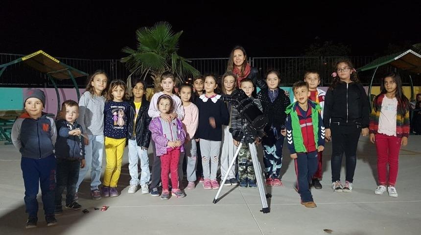 &Ouml;ğrenciler teleskopla Ay&rsquo;ı inceledi