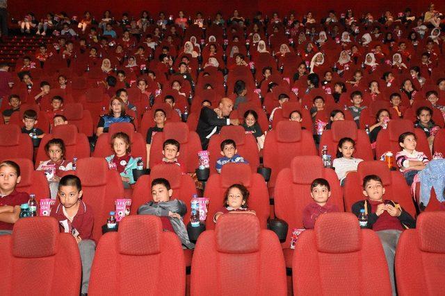 Mersin Emniyeti’nden çocuklar için sinema etkinliği