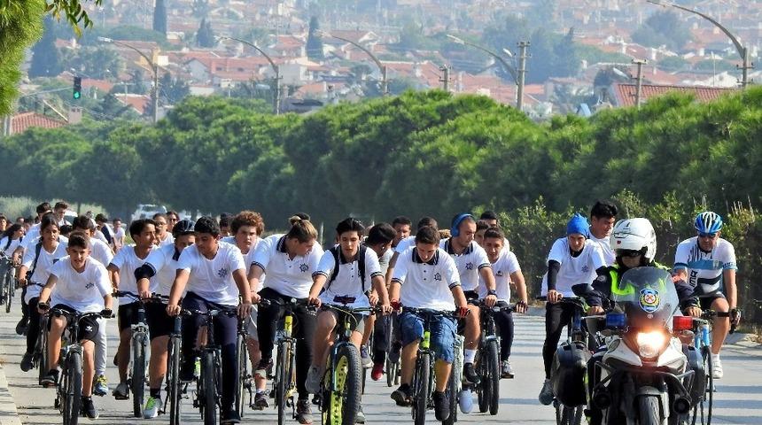 &Ccedil;eşme&rsquo;de &ouml;ğrenciler sağlıklı yaşam i&ccedil;in pedal &ccedil;evirdi