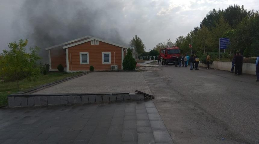 Gen&ccedil;lik evinde korkutan yangın